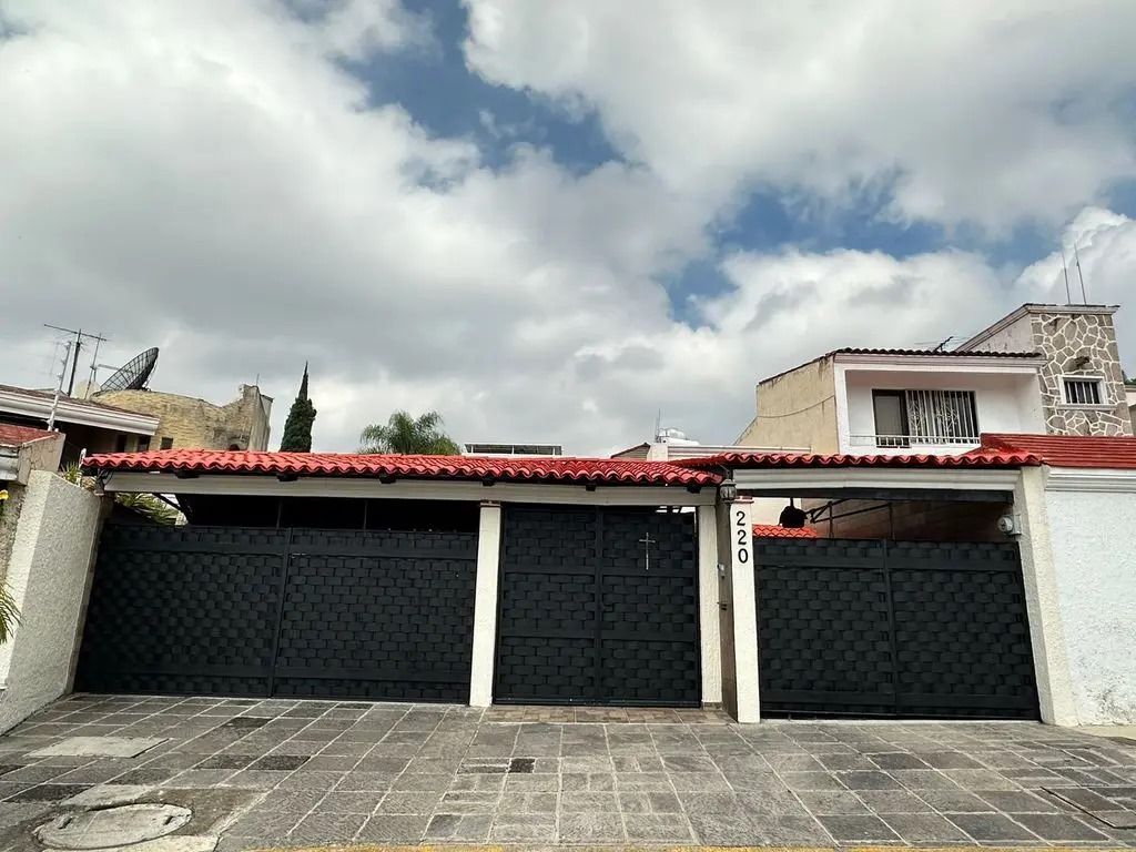 HERMOSA CASA EN VENTA EN LA PRIMERA SECCIÓN DE EL PALOMAR $10'970,000 pesos