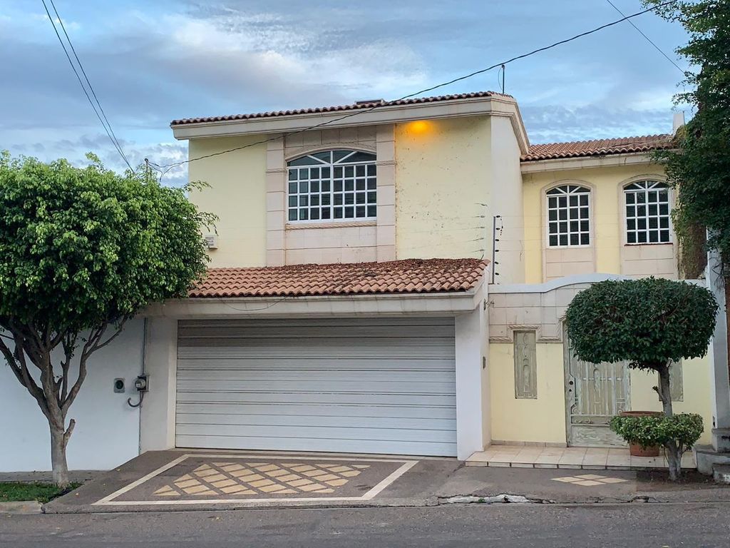 CASA EN VENTA EN MONTEBELLO CULIACAN SINALOA