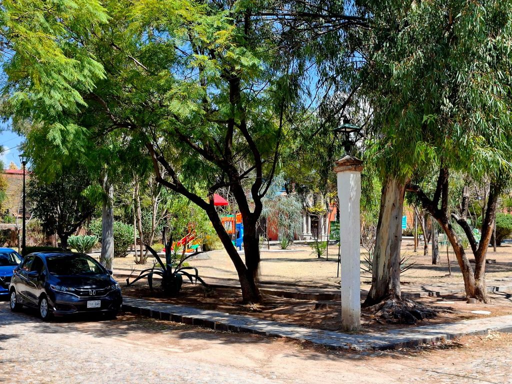 Terreno en Villa de Los Frailes frente a parque