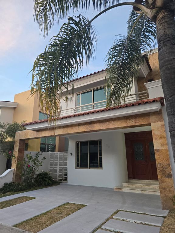 Enorme residencia en Renta en Jardín Real – Amplios Espacios y Ubicación Privilegiada