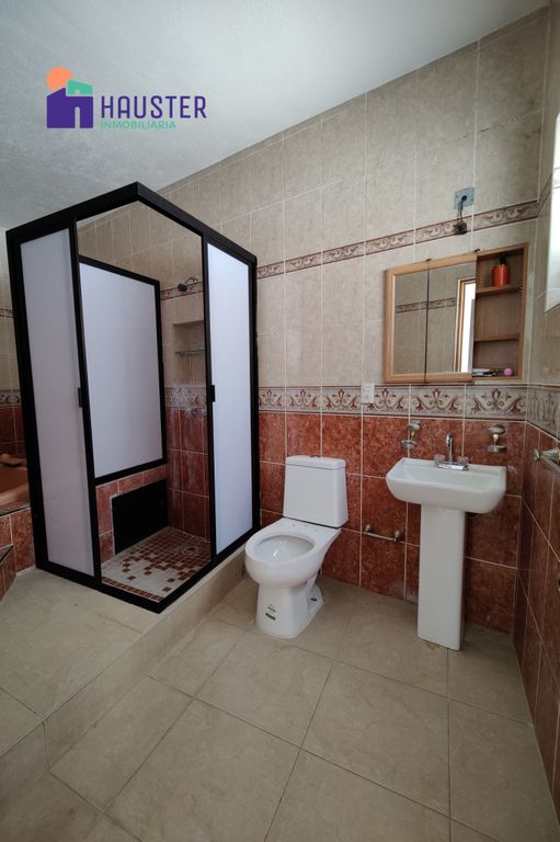 Residencia con amplios espacios y buena ubicación