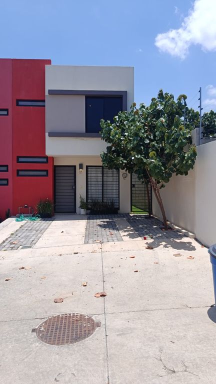 CASA EN RENTA EN VISTAS SUR $9,200 pesos (incluye mantenimiento)