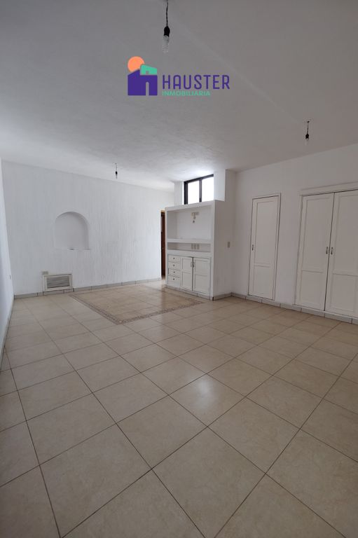 Residencia con amplios espacios y buena ubicación