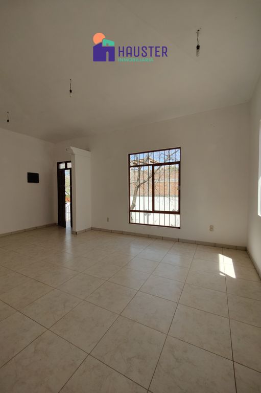 Residencia con amplios espacios y buena ubicación