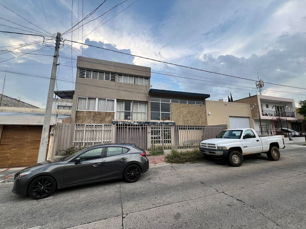 Casa colonia independencia Guadalajara 10 recámaras $8,300,000