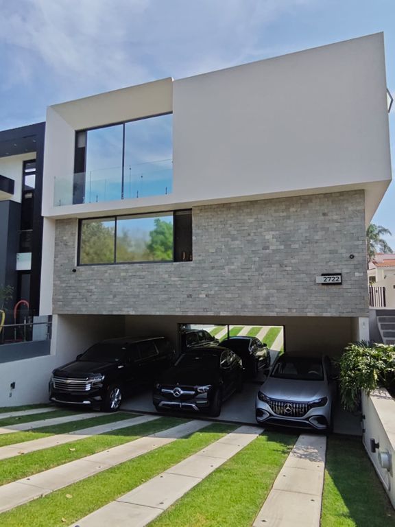 Casa de 3 niveles Valle Real 5 recámaras con Alberca $27,900,000