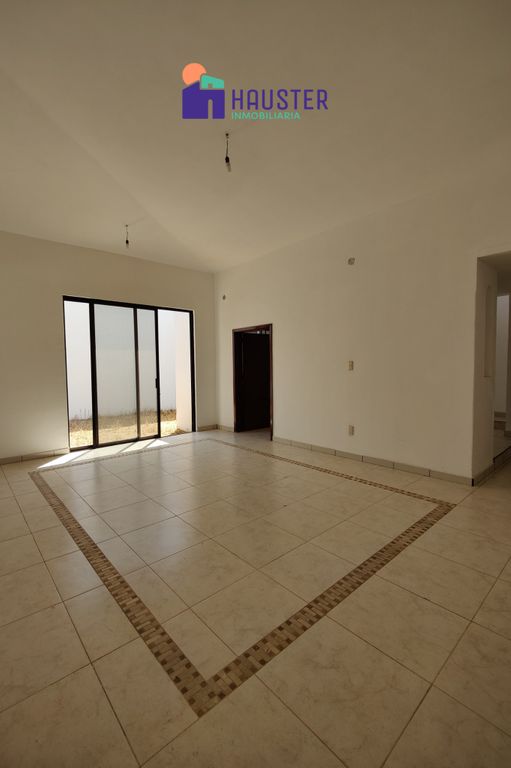 Residencia con amplios espacios y buena ubicación