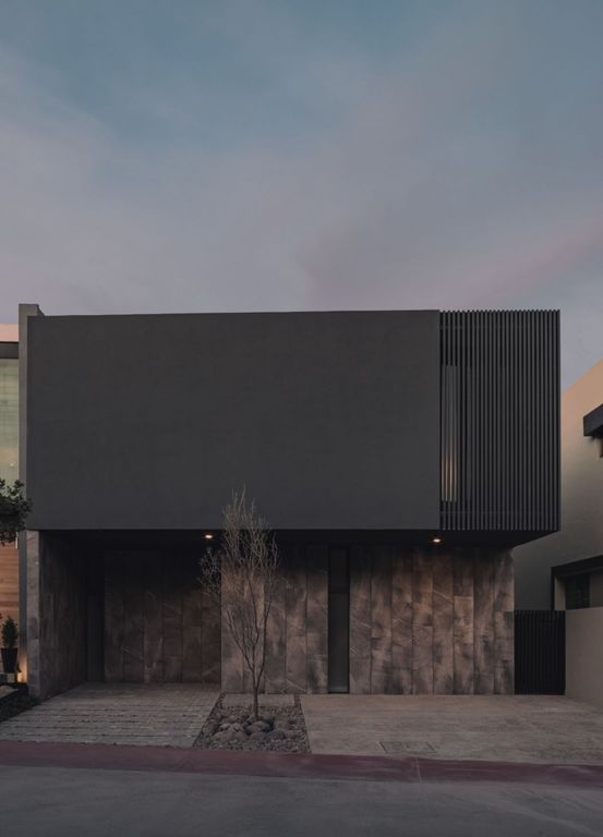 Hermosa casa en venta dentro de solares $10,950,000