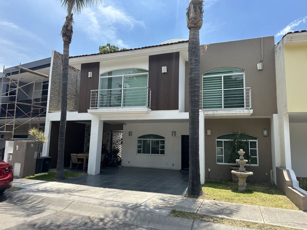 Residencia Familiar Premium con Alberca y Frente a Parque en Zona Sur (Bosques de Santa Anita)