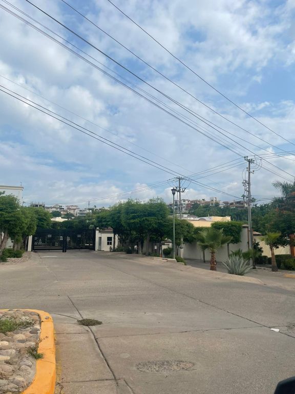 Casa en renta en Colinas de San Miguel, en privada