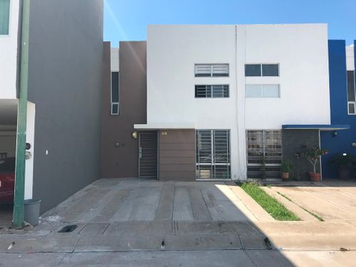 CASA EN VENTA EN ZONA DORADA