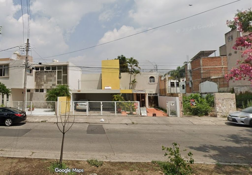 Casa de UNA PLANTA en venta, Jardines del Bosque. $10,500,000