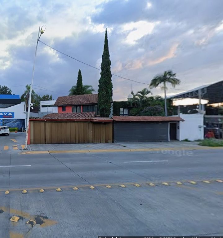 CASA PARA REMODELAR EN CHAPALITA SOBRE LÁZARO CÁRDENAS $14’850,000 PESOS