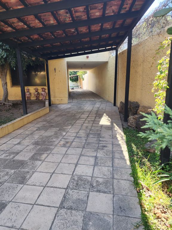CASA EN RENTA EN LA COL. LAS FUENTES ZAPOPAN.