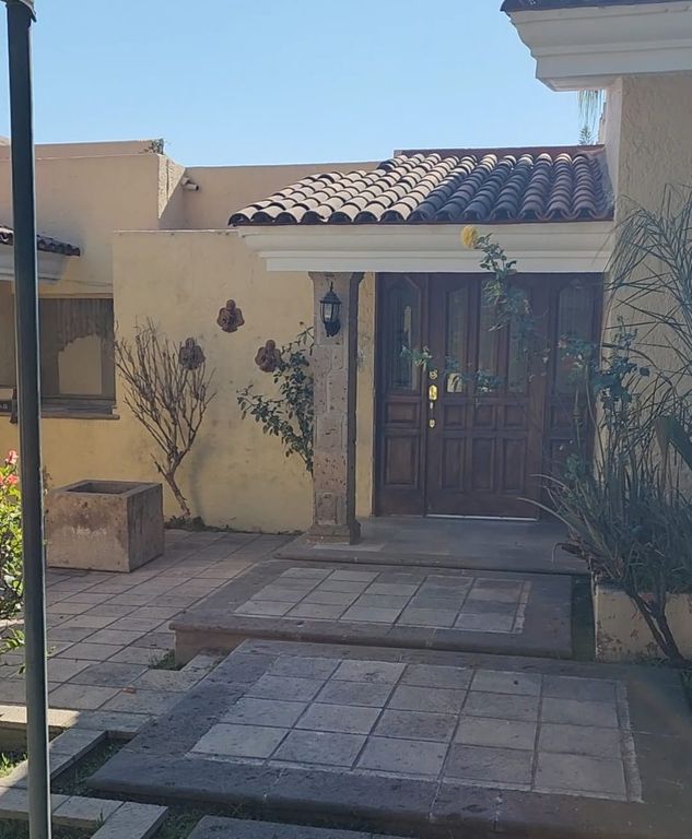 CASA EN RENTA EN LA COL. LAS FUENTES ZAPOPAN.