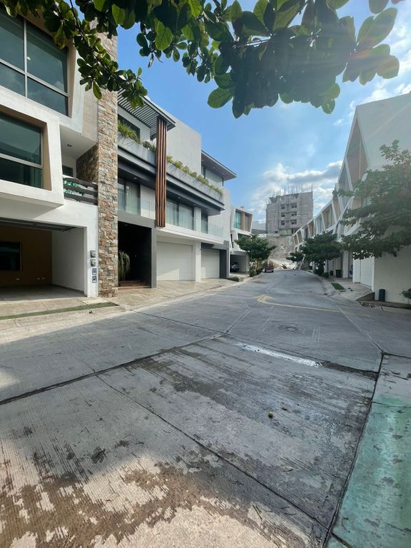 Casa en renta en Colinas de San Miguel, en privada