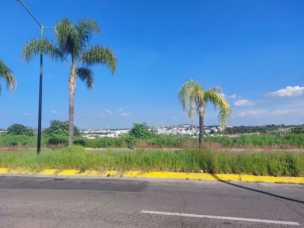 Se vende terreno frente a Campo Real