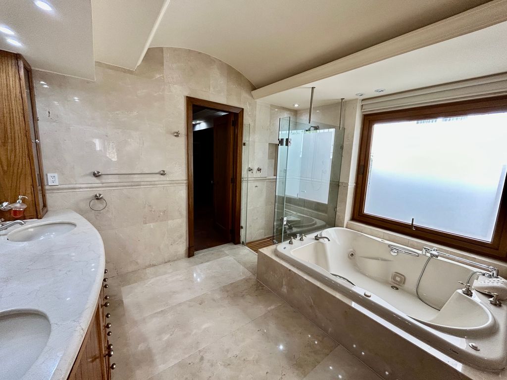 Casa En Venta En Puerta De Hierro, Zapopan