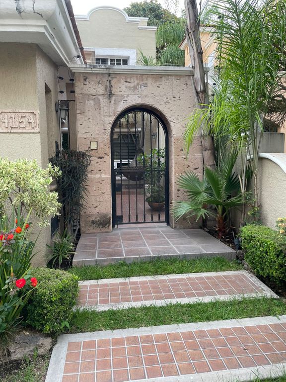 CASA EN VENTA EN BUGAMBILIAS SECCION VILLAS