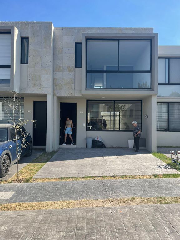 CASA EN HERMOSO CONDOMINIO EN VENTA