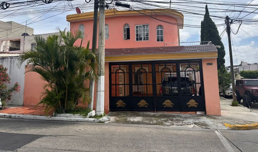 Vendo amplia casa en esquina. Col. Lomas de Atemajac $6,370,000