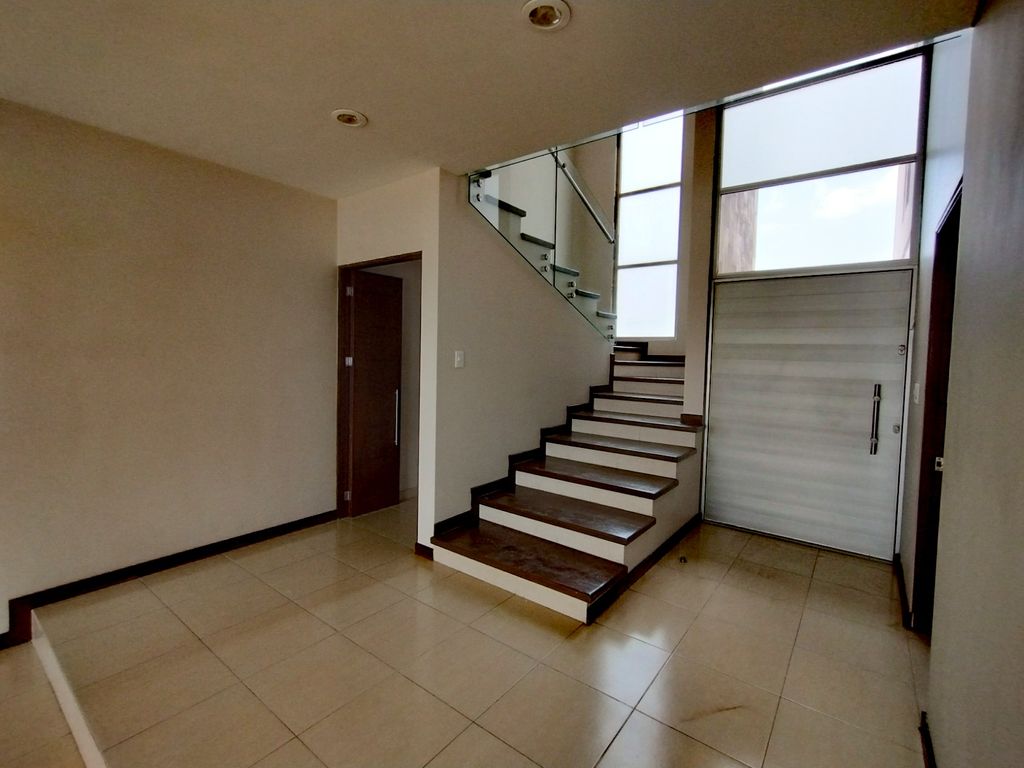 CASA EN RENTA VILLAS JARDIN CELAYA