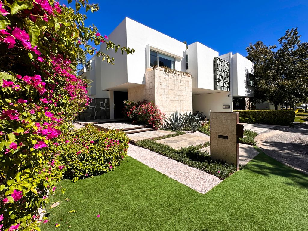 Residencia en venta en Valle Real dentro de coto