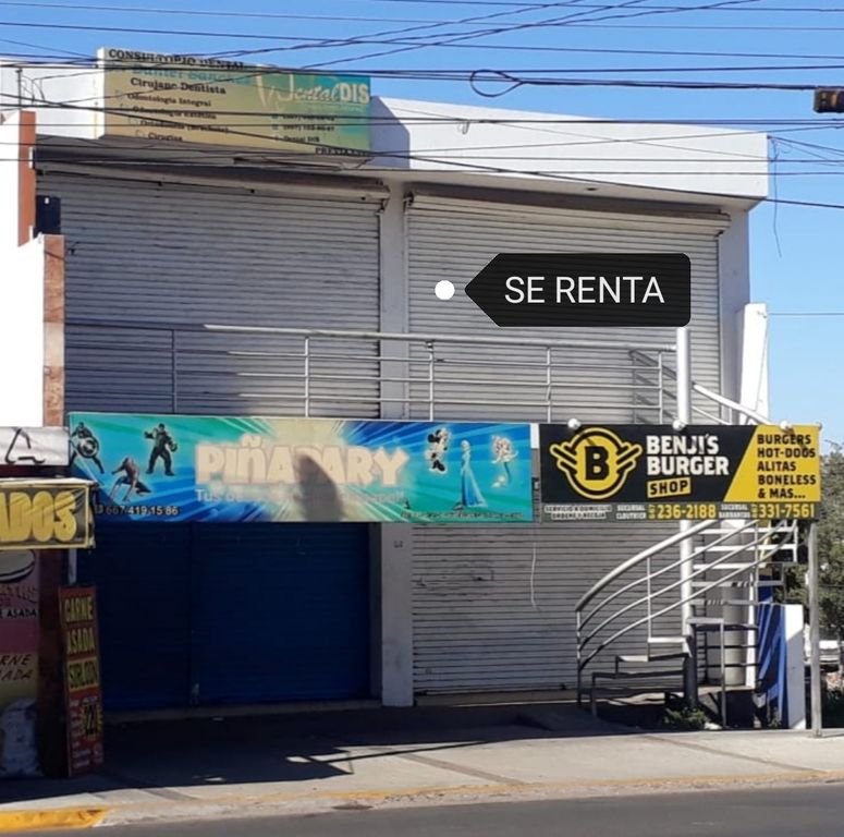 Local en renta de 30 m. Blvd Maquio Clouthier en planta alta