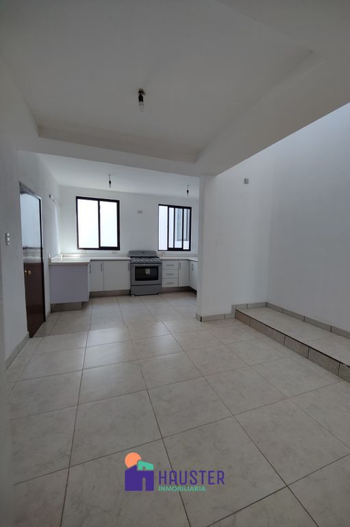 Residencia con amplios espacios y buena ubicación