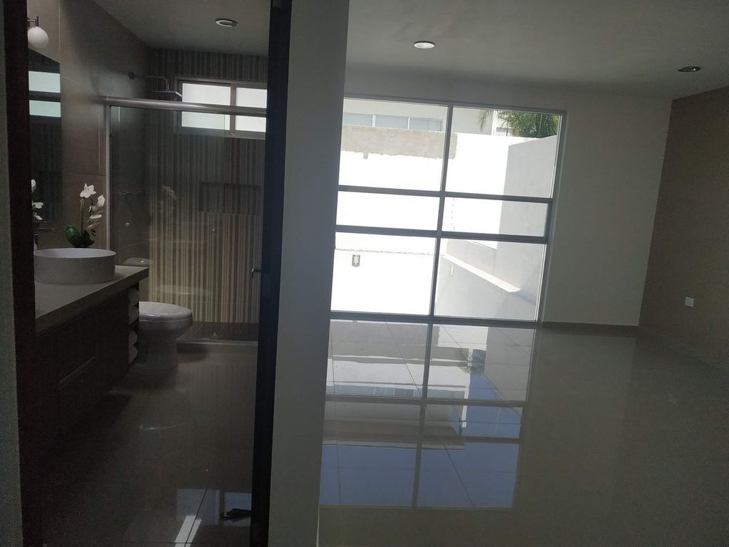 VENTA CASA CON 3 RECAMARAS EN CUMBRES DEL LAGO