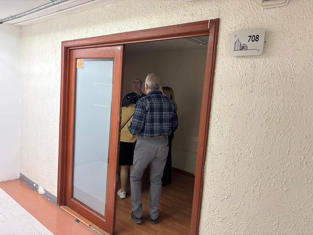 Oficina con estacionamiento en renta sobre Periférico Blvd. Ávila Camacho — Naucalpan, 158 m²
